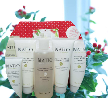 Natio Aroma Enchart Set 圣诞套装7件套（洗面奶+去角质+爽肤水+SPF15面部乳液+眼部啫喱+护手护甲霜+冷藏包）